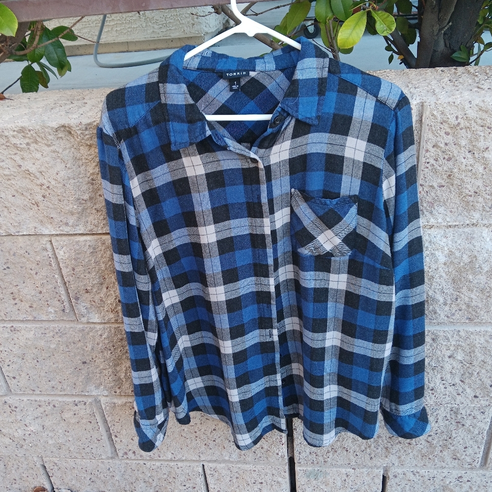 TORRID BLUE FLANNEL TOP SIZE 1